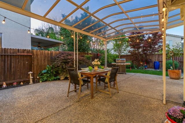 2070 Fenmore Way, Sacramento, CA 95835