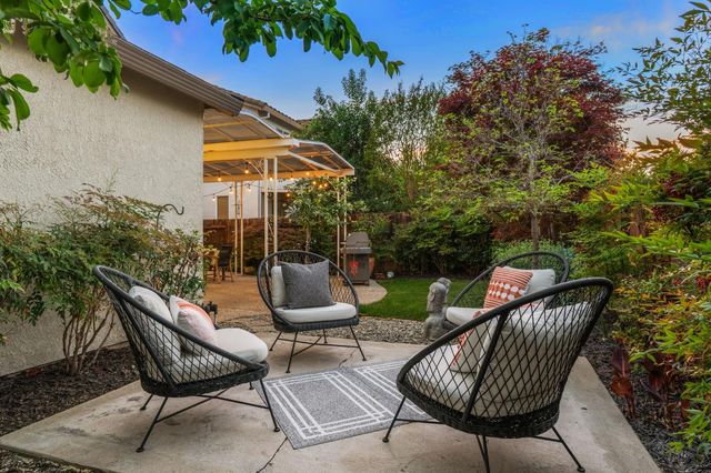 2070 Fenmore Way, Sacramento, CA 95835