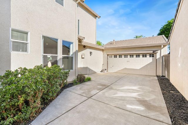 2070 Fenmore Way, Sacramento, CA 95835