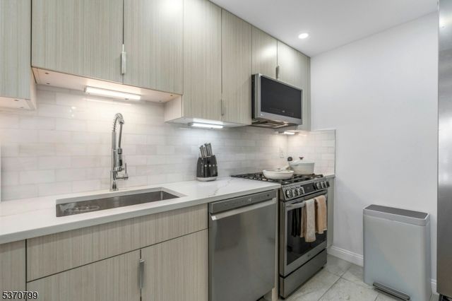 1203 River Rd 11D, Edgewater Boro, NJ 07020