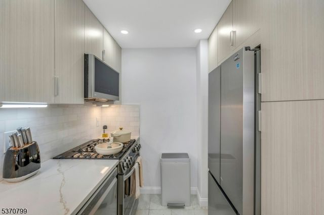 1203 River Rd 11D, Edgewater Boro, NJ 07020