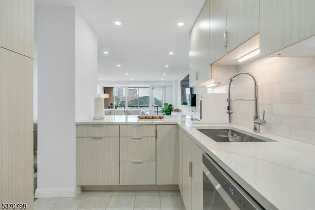 1203 River Rd 11D, Edgewater Boro, NJ 07020