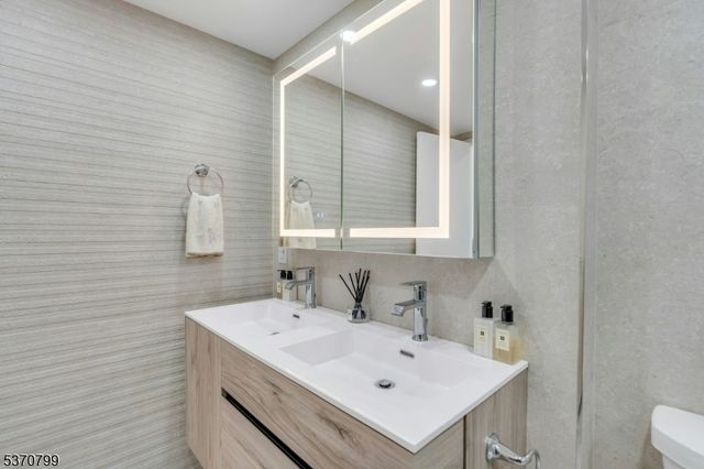 1203 River Rd 11D, Edgewater Boro, NJ 07020
