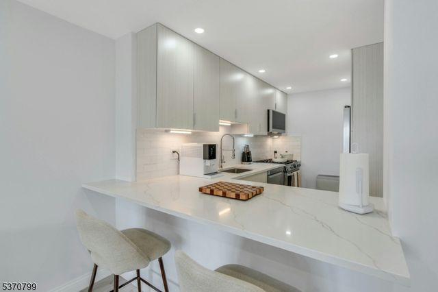 1203 River Rd 11D, Edgewater Boro, NJ 07020