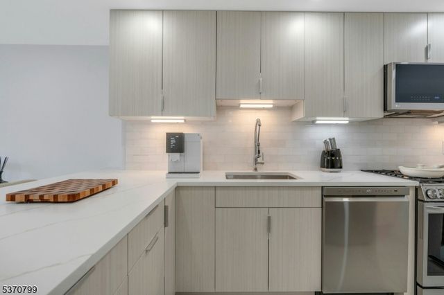 1203 River Rd 11D, Edgewater Boro, NJ 07020