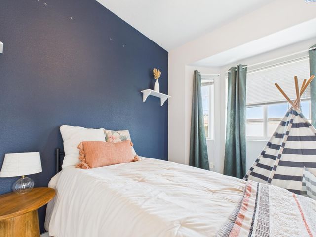 4215 W 2nd Ave, Kennewick, WA 99336