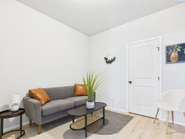 4215 W 2nd Ave, Kennewick, WA 99336