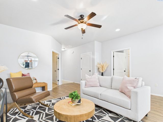 4215 W 2nd Ave, Kennewick, WA 99336