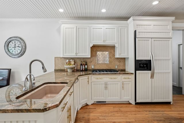 14 Aspen Lane, Bedford, NH 03110