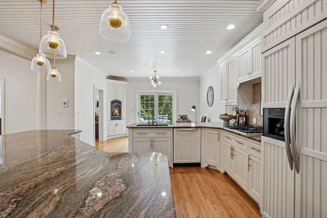 14 Aspen Lane, Bedford, NH 03110
