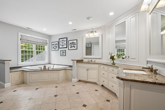 14 Aspen Lane, Bedford, NH 03110