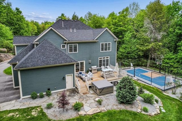 14 Aspen Lane, Bedford, NH 03110