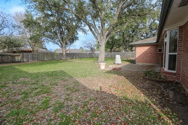 1809 Lazy Creek Ln, Pearland, TX 77581