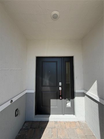 323 NE 16th St, Florida City, FL 33034