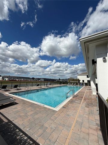 323 NE 16th St, Florida City, FL 33034