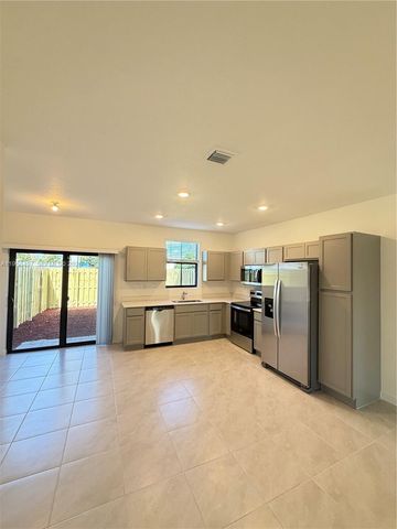 323 NE 16th St, Florida City, FL 33034