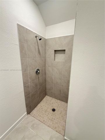 323 NE 16th St, Florida City, FL 33034