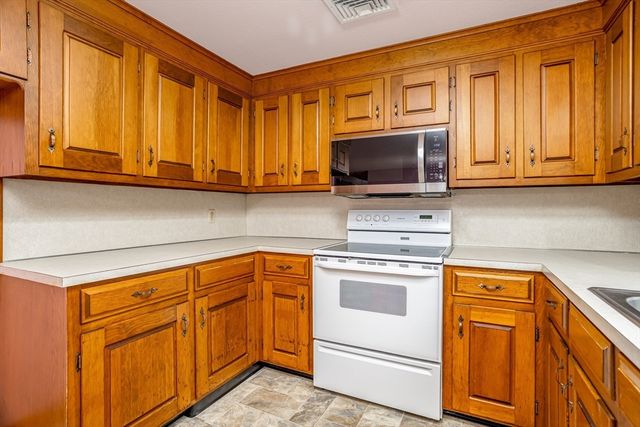 30 Scotland Avenue, Salem, NH 03079