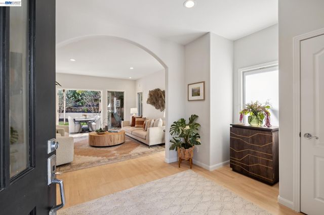 1028 AQUARIUS WAY, Oakland, CA 94611