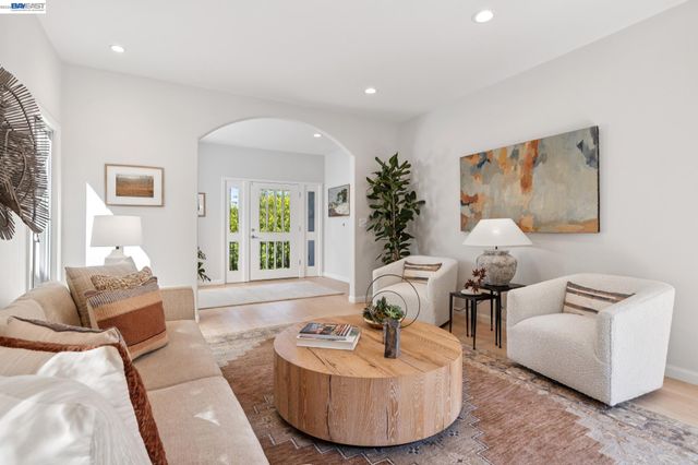 1028 AQUARIUS WAY, Oakland, CA 94611