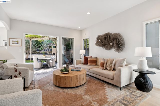 1028 AQUARIUS WAY, Oakland, CA 94611