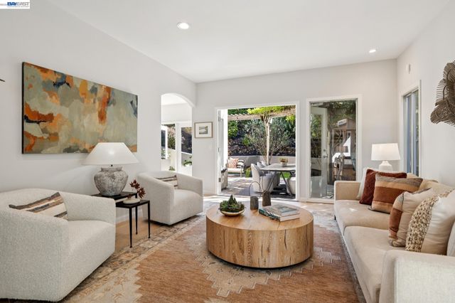 1028 AQUARIUS WAY, Oakland, CA 94611