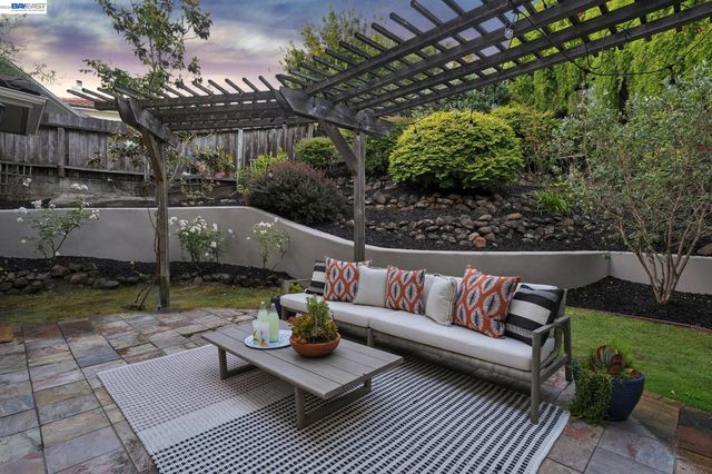 1028 AQUARIUS WAY, Oakland, CA 94611