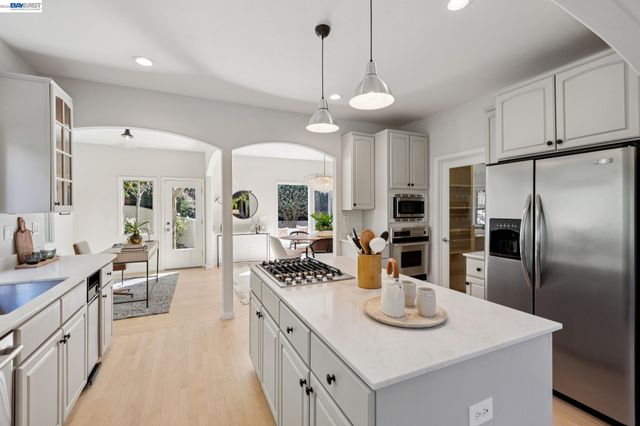1028 AQUARIUS WAY, Oakland, CA 94611