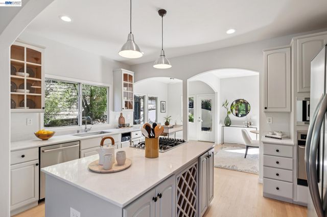 1028 AQUARIUS WAY, Oakland, CA 94611
