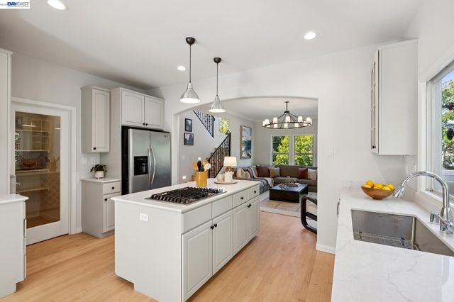 1028 AQUARIUS WAY, Oakland, CA 94611