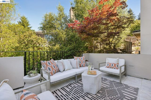 1028 AQUARIUS WAY, Oakland, CA 94611