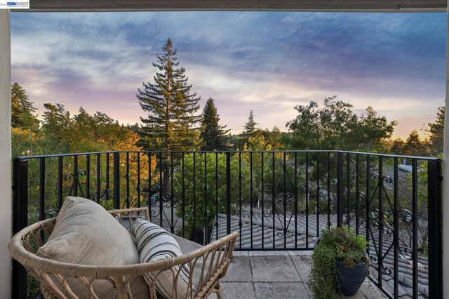 1028 AQUARIUS WAY, Oakland, CA 94611