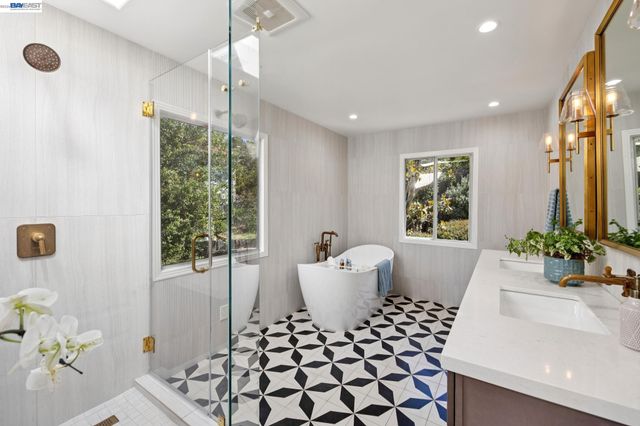 1028 AQUARIUS WAY, Oakland, CA 94611