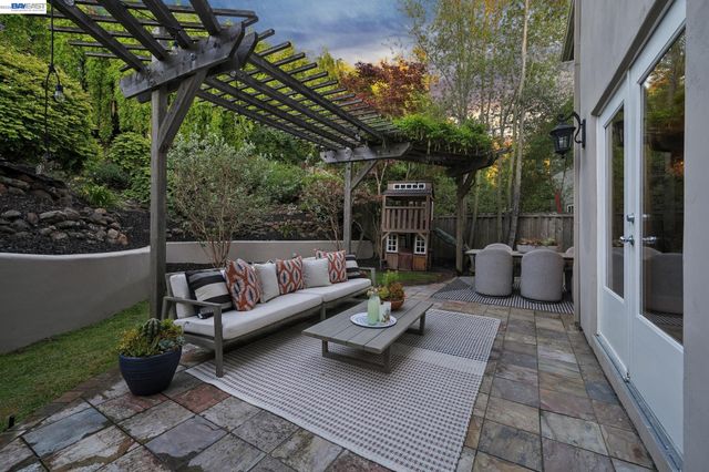 1028 AQUARIUS WAY, Oakland, CA 94611