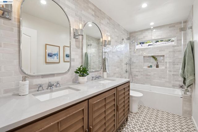 1028 AQUARIUS WAY, Oakland, CA 94611
