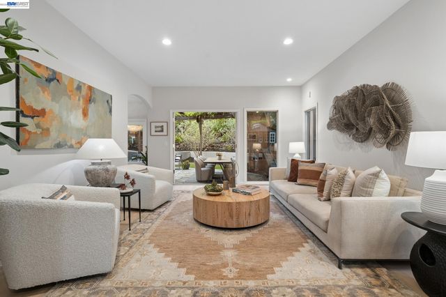 1028 AQUARIUS WAY, Oakland, CA 94611