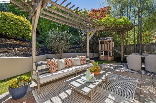 1028 AQUARIUS WAY, Oakland, CA 94611