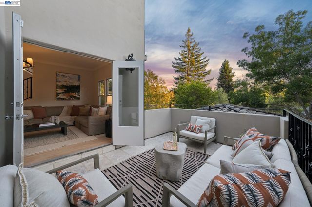 1028 AQUARIUS WAY, Oakland, CA 94611