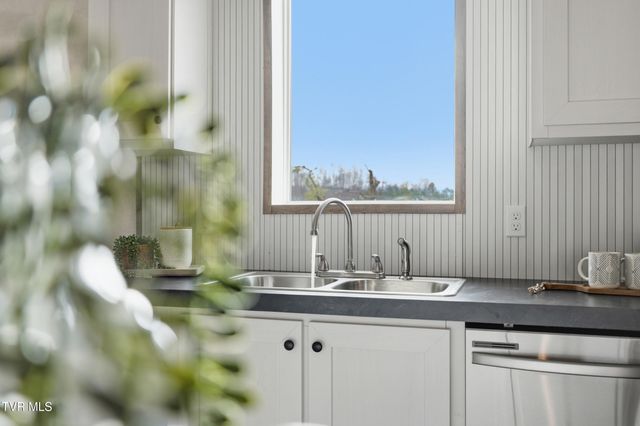 1409 Ben Gamble Road, Jonesborough, TN 37659