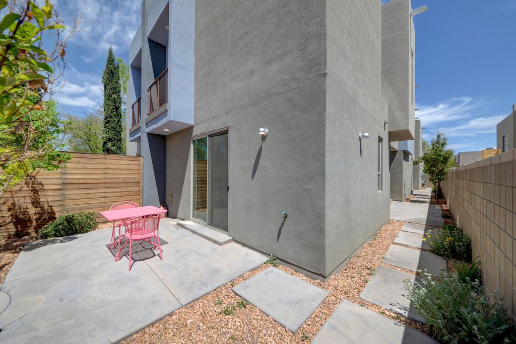 Image 5 of property listing at 1508 San Patricio Avenue SW, Albuquerque, NM 87104