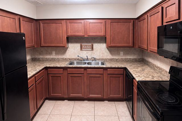 2004 Tracy Drive 5, Bloomington, IL 61704