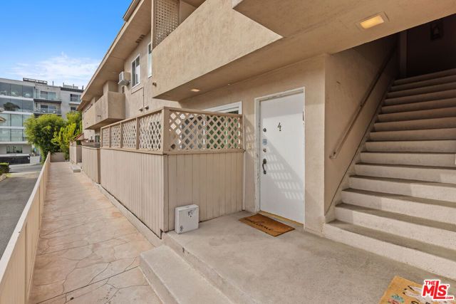 11836 Mayfield Avenue 9, Los Angeles, CA 90049