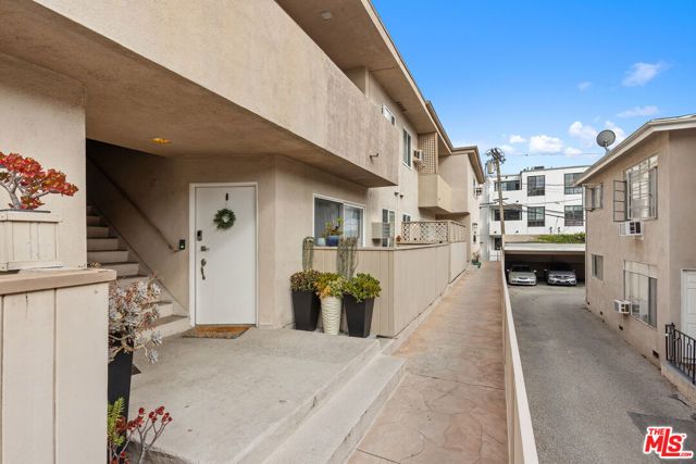 11836 Mayfield Avenue 9, Los Angeles, CA 90049