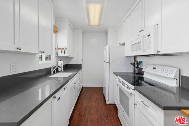 11836 Mayfield Avenue 9, Los Angeles, CA 90049