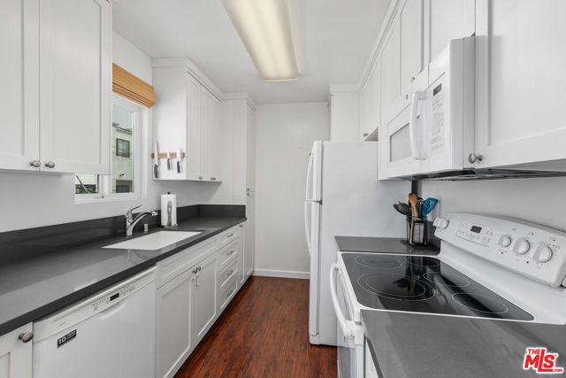 11836 Mayfield Avenue 9, Los Angeles, CA 90049