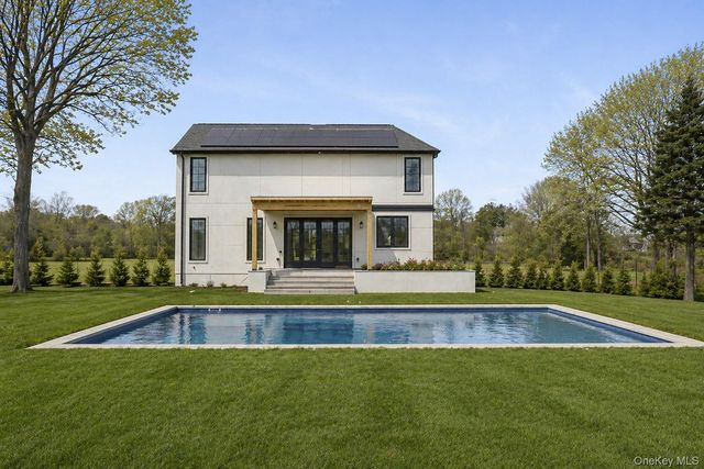 14 Ridge Road, Southampton, NY 11968