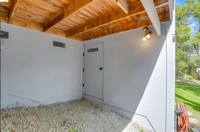 18996 Digger Pine St., Groveland, CA 95321