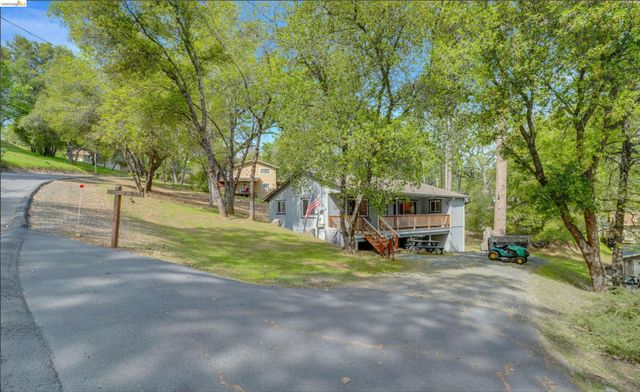 18996 Digger Pine St., Groveland, CA 95321