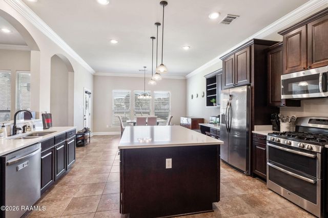 127 Terrace Oak Lane, Broussard, LA 70518