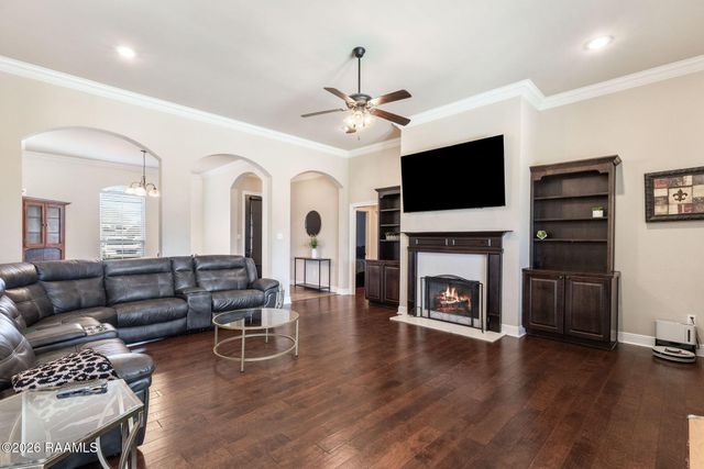 127 Terrace Oak Lane, Broussard, LA 70518